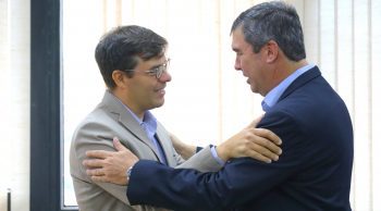 Diretor Mário José de Souza Neto conversa com governador Eduardo Riedel (foto: Saul Schramm) 