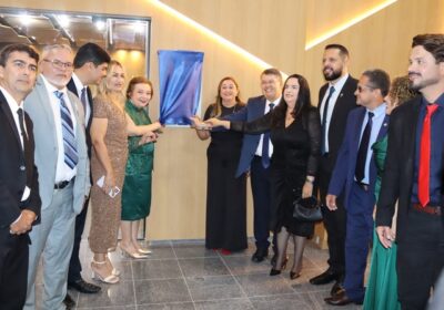 Reinauguração da sede da Câmara reúne centenas de pessoas em noite de homenagens